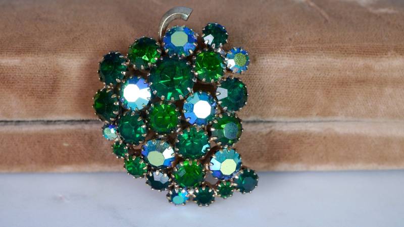 Jahrgang 1960 Juliana D & E Trauben Brosche Grün Ab Aurora Borealis Schillernden von DiamondDustVintage
