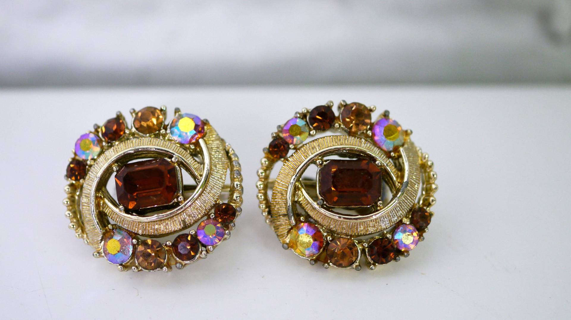Kostenlose Versand Jahrgang 1950 Coro Clip Auf Ohrringe Bernstein Ab Strass Aurora Borealis Schillernden Kostenlose Versand Jahrgang 1950 Coro Clip Auf Ohrringe Bernstein Ab Strass Aurora Borealis Schillernden von DiamondDustVintage