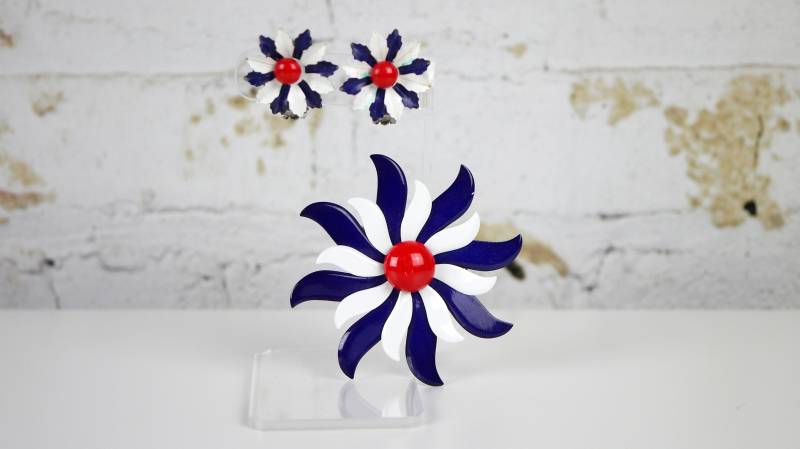 Kostenlose Versand Jahrgang 1960 Rot Weiß Blau Emaille Blumenbrosche Und Clip Auf Ohrringe Set Kostenlose Versand Jahrgang 1960 Rot Weiß Blau Emaille Blumenbrosche Und Clip Auf Ohrringe Set von DiamondDustVintage