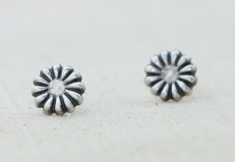 Daisy Ohrstecker Post Ohrringe in Feinsilber Daisy Ohrstecker Post Ohrringe in Feinsilber von DiamondFishJewellery