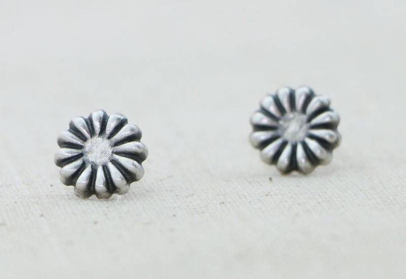 Daisy Ohrstecker Post Ohrringe in Feinsilber von DiamondFishJewellery