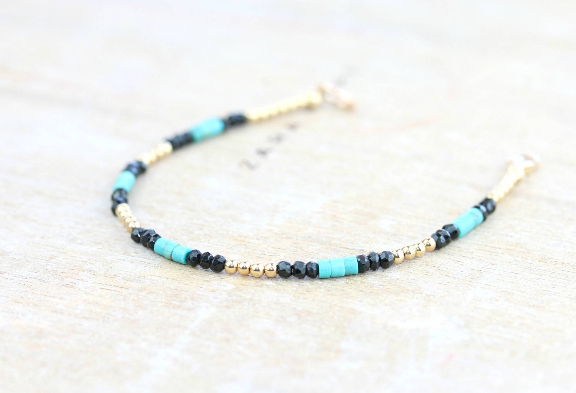 Gold Türkis & Schwarz Spinell Edelstein Minimalist Armband | Perlenarmband Gold Türkis & Schwarz Spinell Edelstein Minimalist Armband | Perlenarmband von DiamondFishJewellery