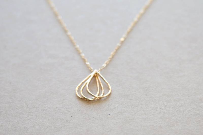 14K Gold Filled Tröpfchen Halskette | Gehämmert Tropfen Anhänger von DiamondFishJewellery