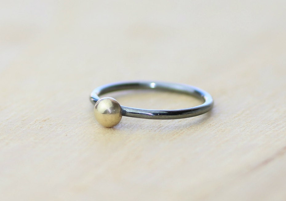 Massiver 18 K Gold Kugel Ring Auf Silber Schwarz Oxidierte Ringschiene Massiver 18 K Gold Kugel Ring Auf Silber Schwarz Oxidierte Ringschiene von DiamondFishJewellery
