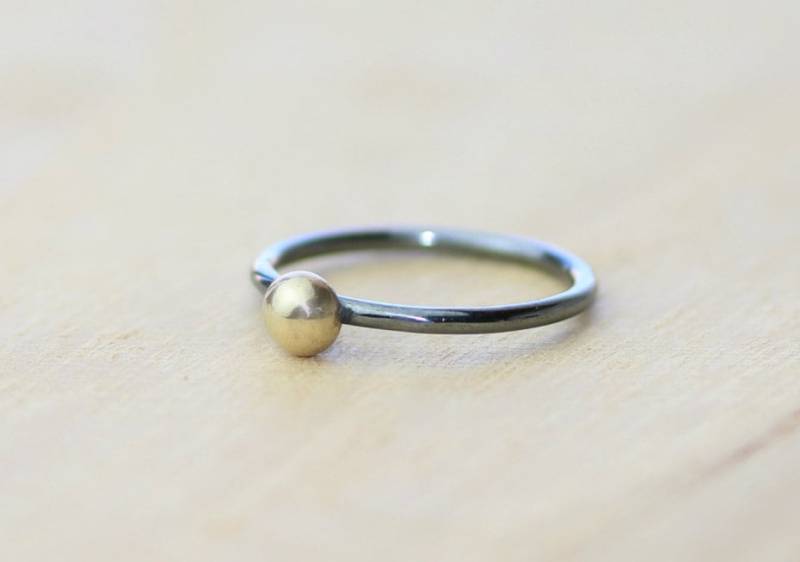 Massiver 18 K Gold Kugel Ring Auf Silber Schwarz Oxidierte Ringschiene Massiver 18 K Gold Kugel Ring Auf Silber Schwarz Oxidierte Ringschiene von DiamondFishJewellery