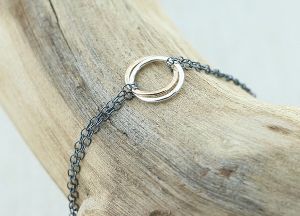 Zarte Gold Silber Glieder Karma Kreise Infinity Armband - Minimalist Zierliche Silberkette Layering Schmuck Zarte Gold Silber Glieder Karma Kreise Infinity Armband - Minimalist Zierliche Silberkette Layering Schmuck von DiamondFishJewellery