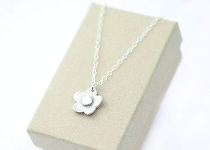 Zierliche Blumen Halskette in Feinsilber | Geschenk Für Sie von DiamondFishJewellery