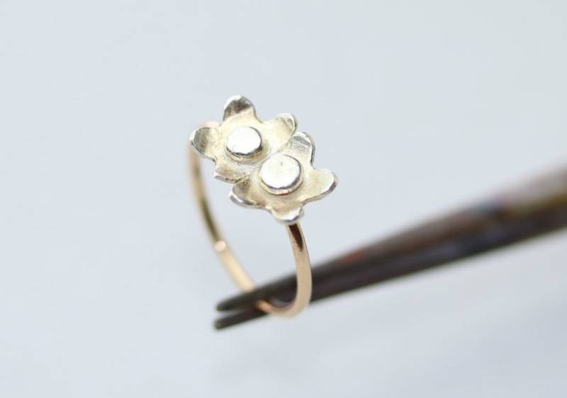 Zwillingsblumen-Ring Aus Gold Und Silber von DiamondFishJewellery