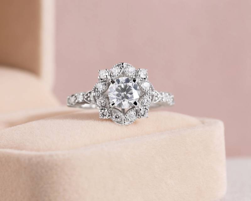 Schöne Blumen Verlobungsring 1, 55 Ct Rundschliff Diamant Blume Ehering Für Sie Natürlich Inspirierten Einzigartigen Ring von DiamondLeaders