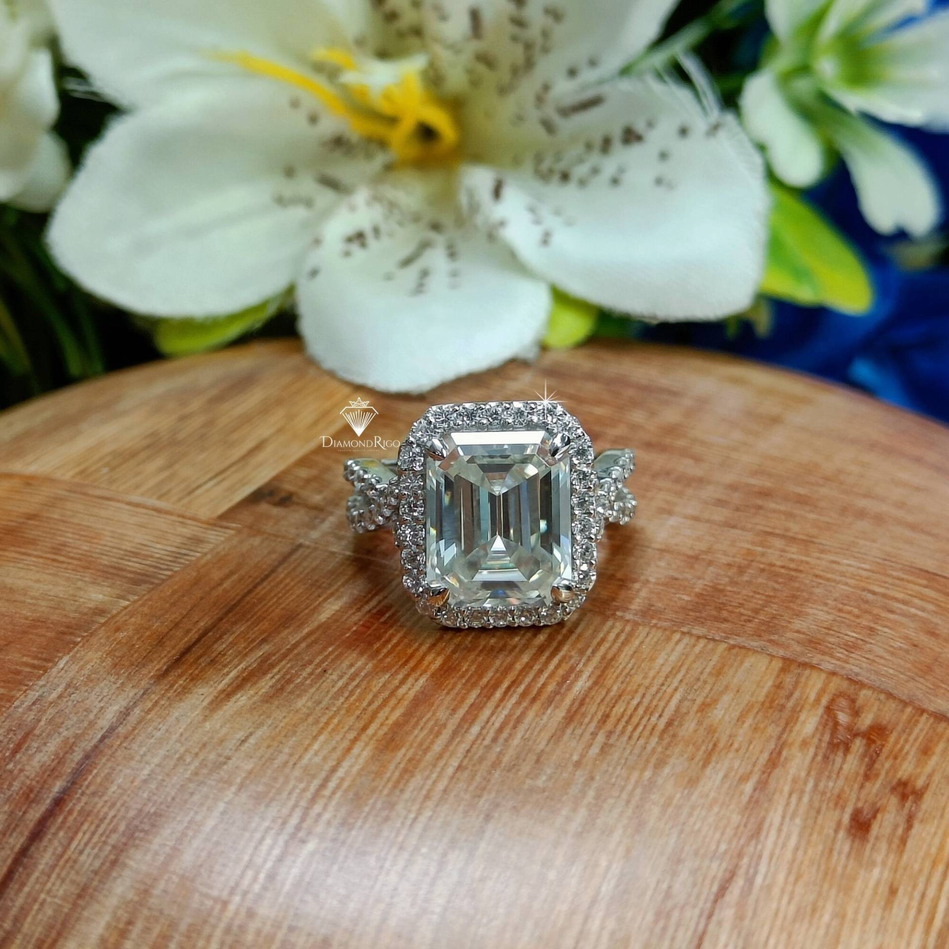 5.75 Tcw Unendlich Schaft Smaragd Moissanite Ring, Halo Verlobungsring, Pave Set Ehering, Swirl Weißgold Ring Mit Smaragdschliff von DiamondRigo