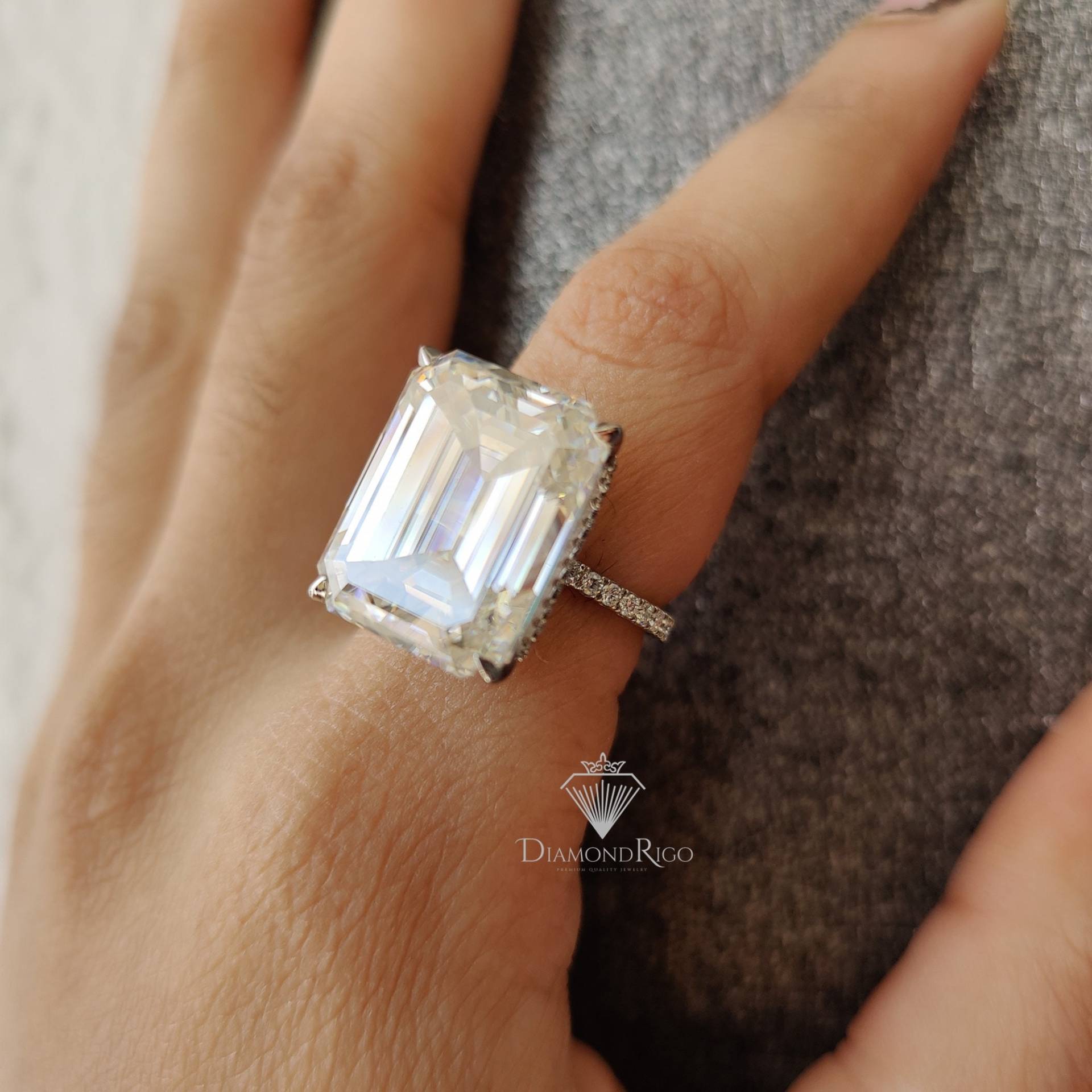 Riesiger Smaragd Moissanit Solitär Ring, 18x14mm Großer Verlobungsring, Versteckter Halo Hochzeitsgeschenke, Weißgold Jahrestag Ring Für Frauen von DiamondRigo