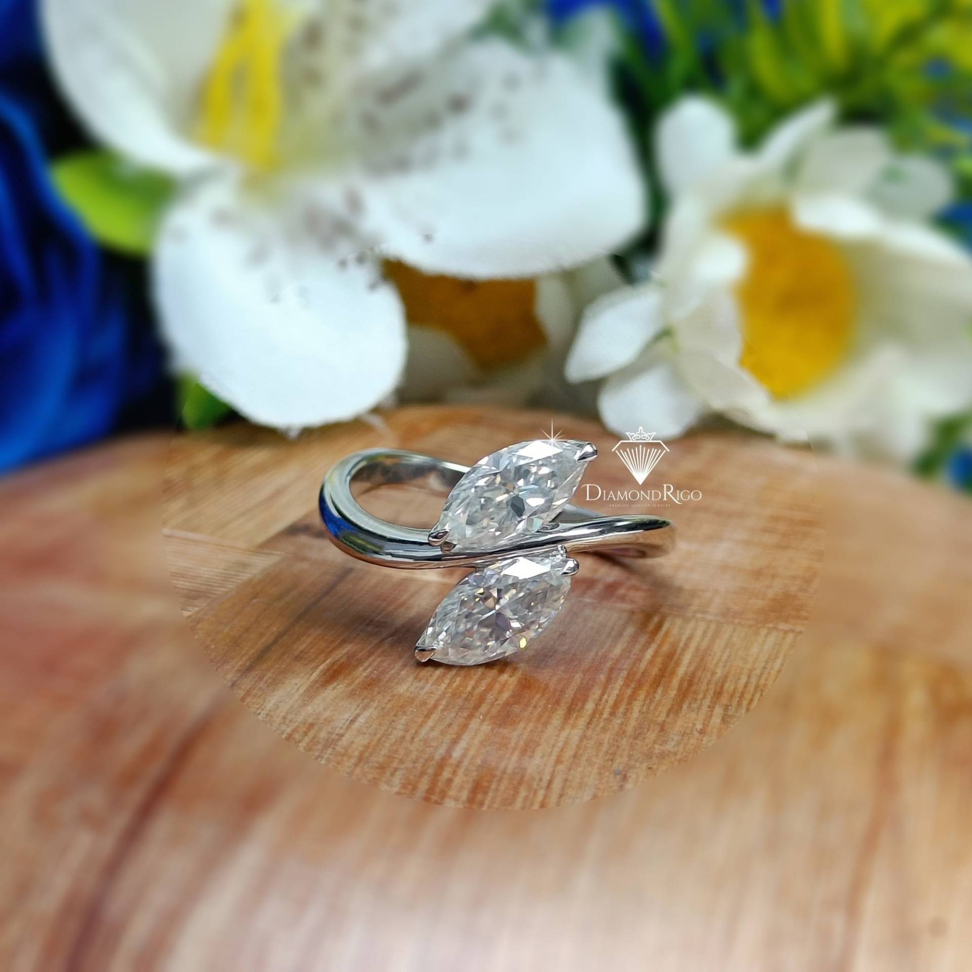 Zwei Stein Marquise Cut Moissanit Solitär Verlobungsring, Bypass Fassung Doppelstein Cocktail Ring, Ehering Für Sie von DiamondRigo