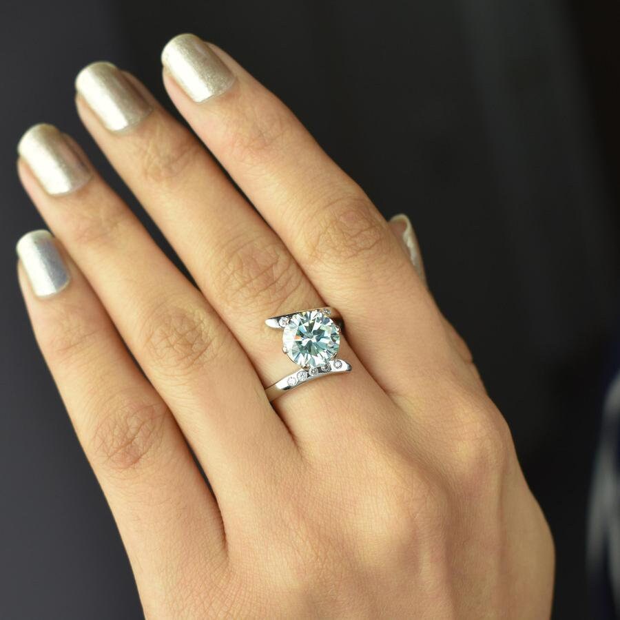 Einzigartiger Ehering 3.00 Ct Designer Blau Moissanit Diamant Solitär Ring Mit Weißen Akzenten, Neueste Schöne Kollektion Für Frauen von Diamondking007