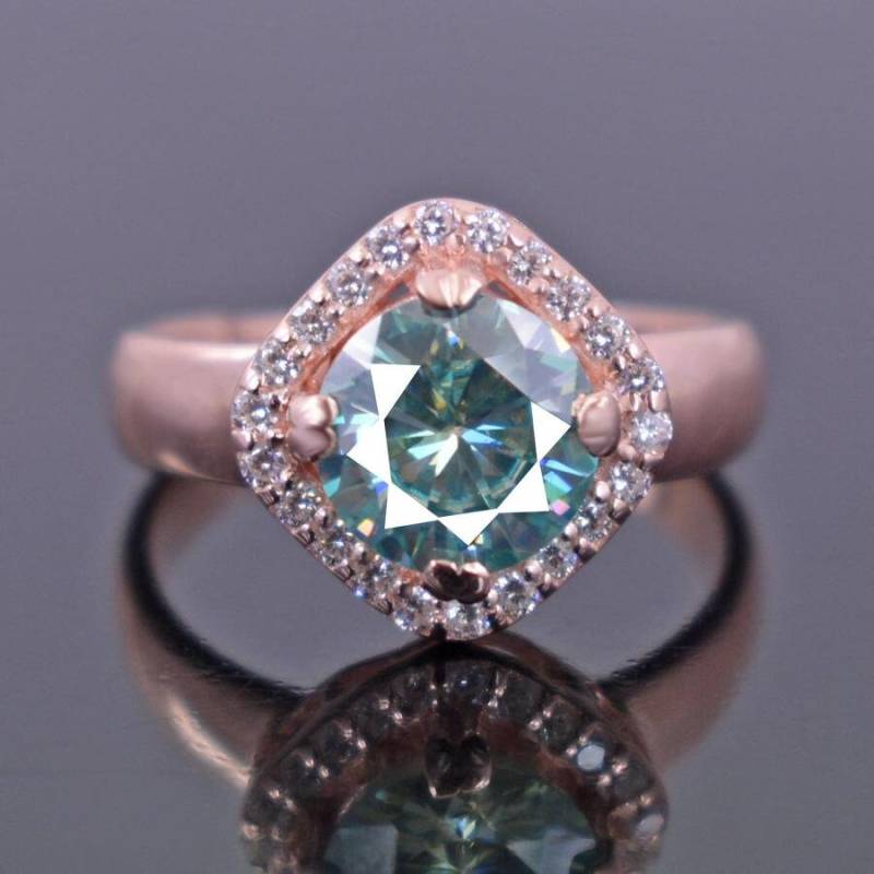 Halo Rundschliff Verlobungsring 2 Karat Wunderschöner Runder Brillantschliff Blauer Moissanit Diamant Quadratform Designring in 925 Sterlingsilber von Diamondking007
