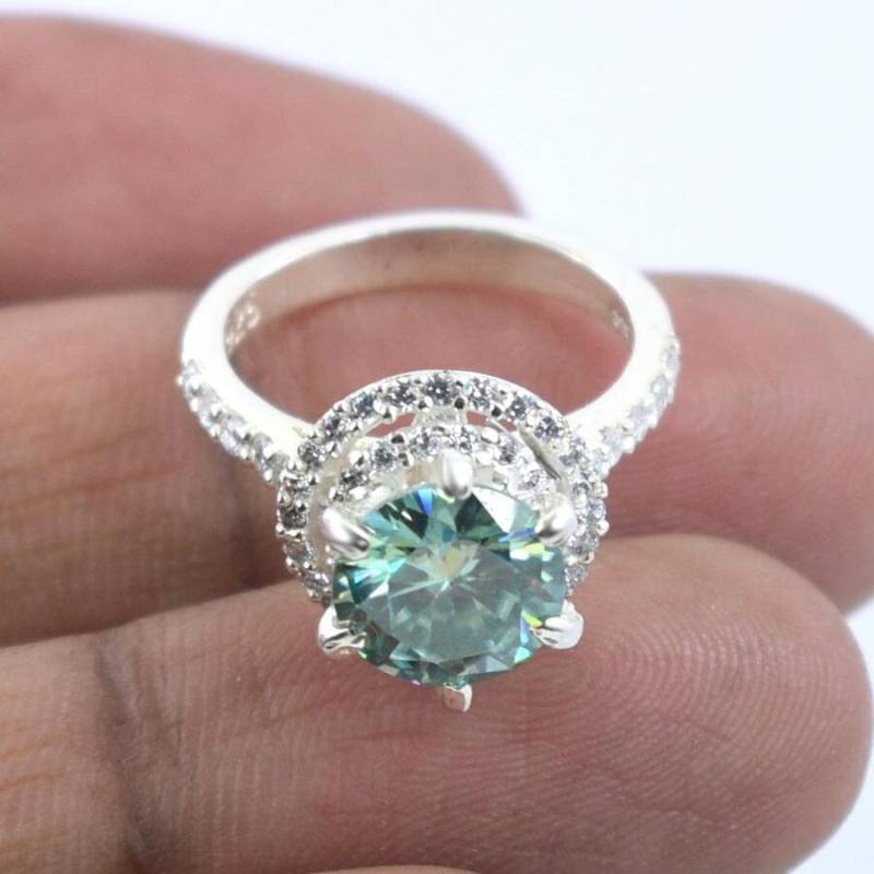 Fabelhafter Blauer Halo Moissanit Verlobungsring 2 Kt Mit Weißen Akzenten in 925 Silber Neueste Innovative Kollektion Von Verlobungsringen von Diamondking007