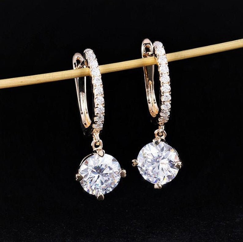 Runde Diamant Creolen 1 Ct Insgesamt Form Zertifizierte Moissanite Solitär Aufregende Ohrringe Preisangebot Für Ihren Partner von Diamondking007