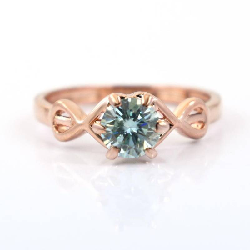 Unendlich Formband 0.80 Karat Designer Blauer Moissanit Diamant Solitärring Im Rundschliff Für Ihre Freundin Um Bedingungslose Liebe Zu Zeigen von Diamondking007