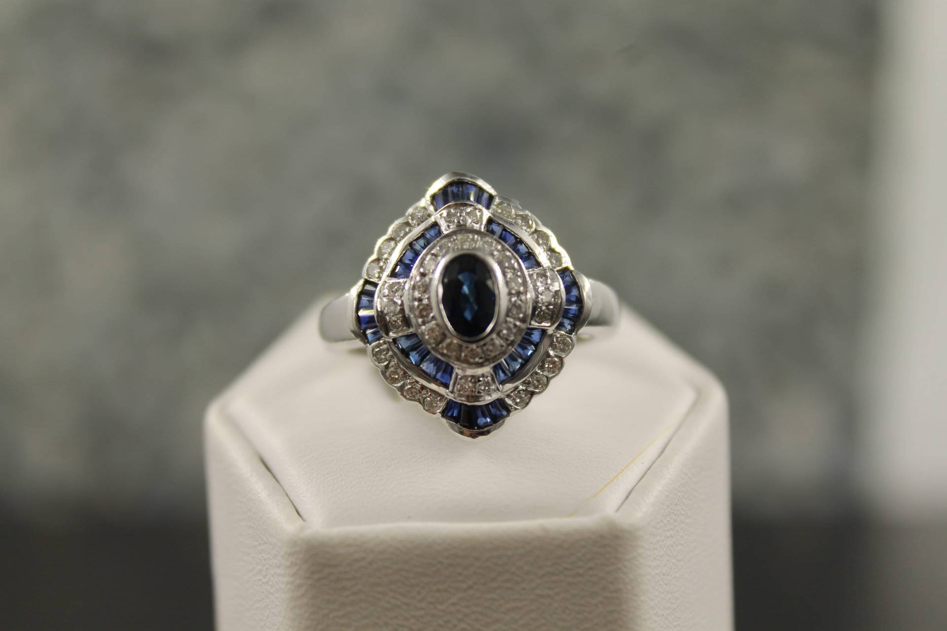 Blauer Saphir Und Diamant Als Ring Blauer Saphir Und Diamant Als Ring von DiamondsByJ