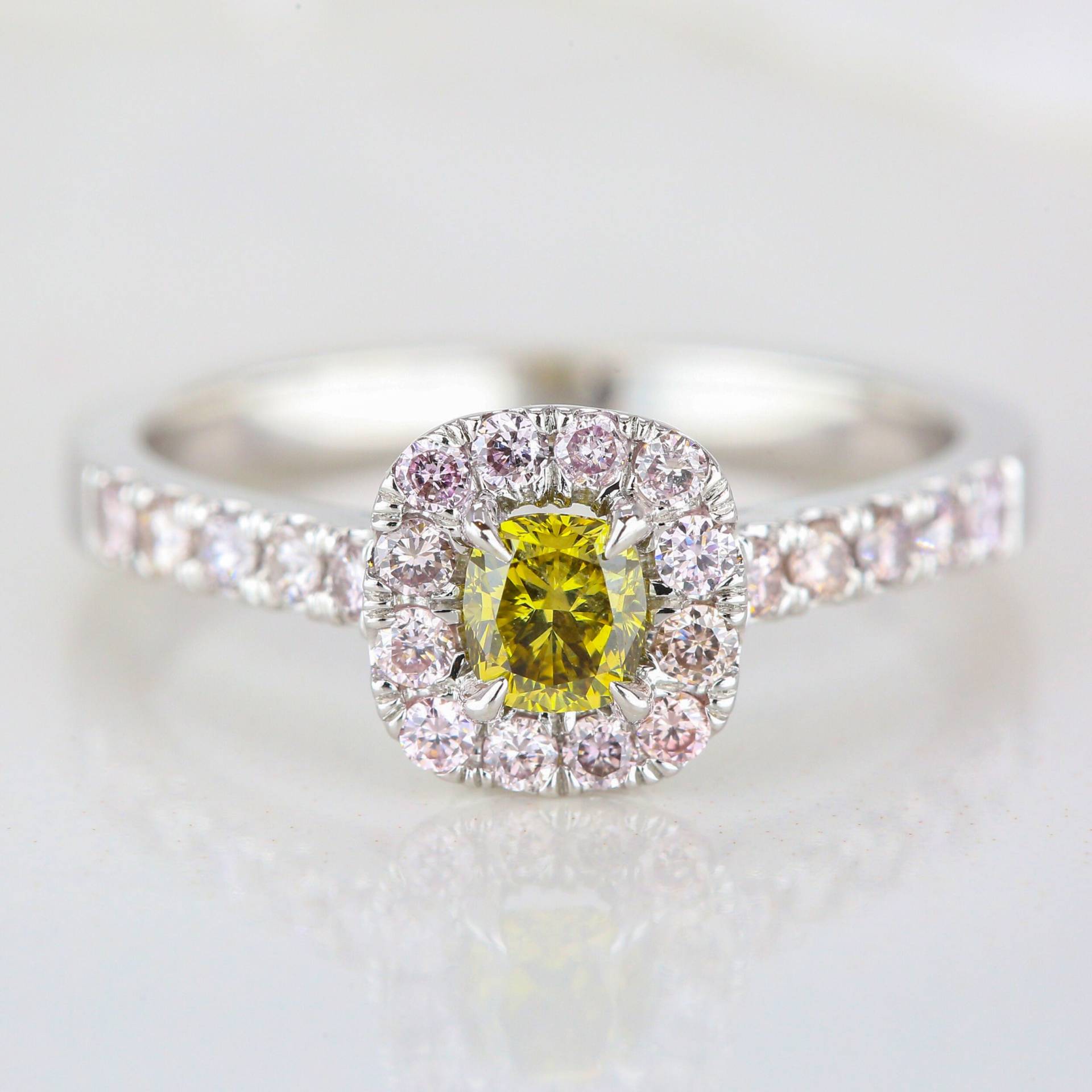 Natürlicher Olivgrüner Kissenschliff Und Zartrosa Pave Diamond Hrd Zertifikat Verlobungsring, Entourage Diamant Ring Exklusiver Schmuck von DiamondsVivid