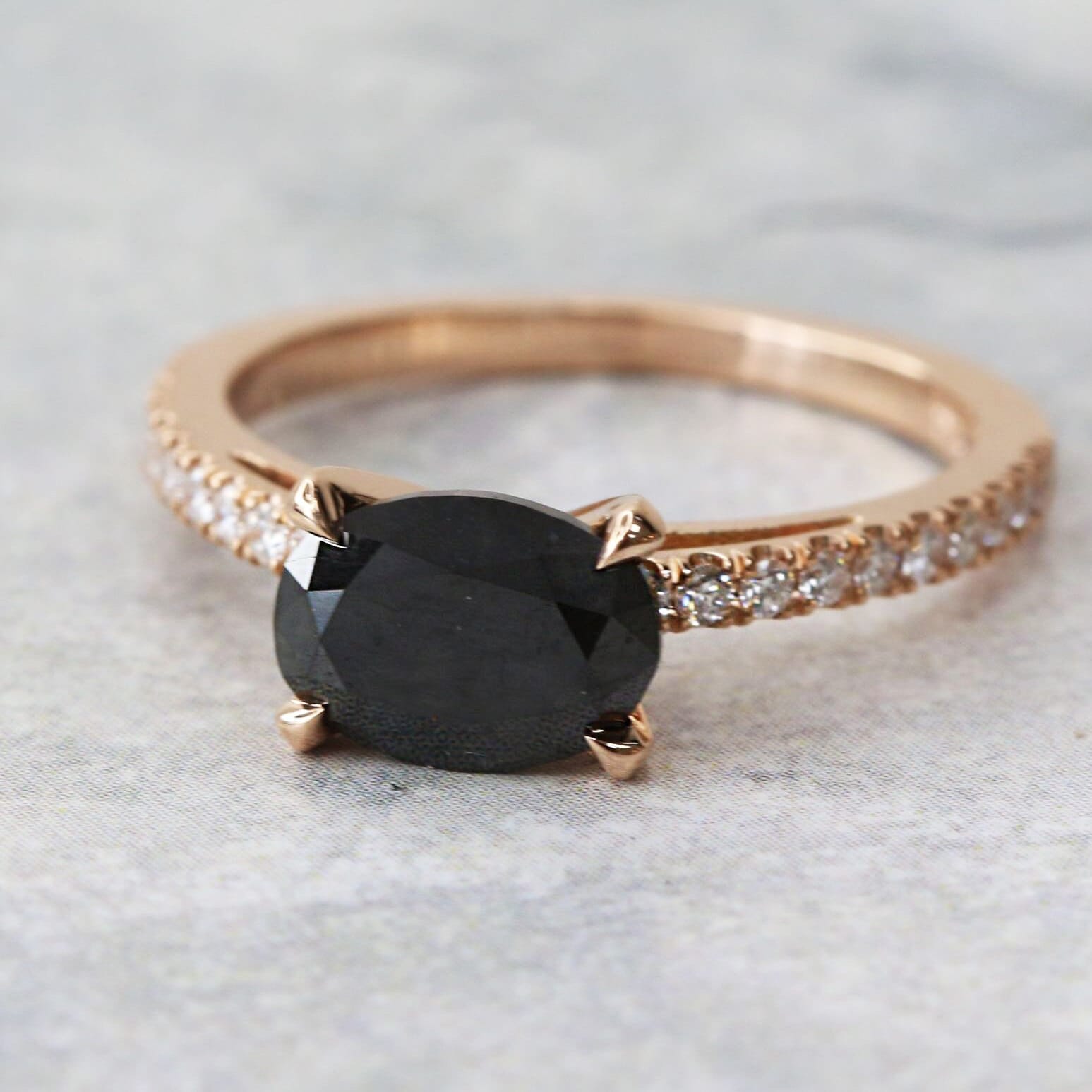 Schwarzer Ovaler Verlobungsring, Ost-West, Schwarz-Weißer Diamantring, Ring Mit Ovalschliff von DianaBlackIce