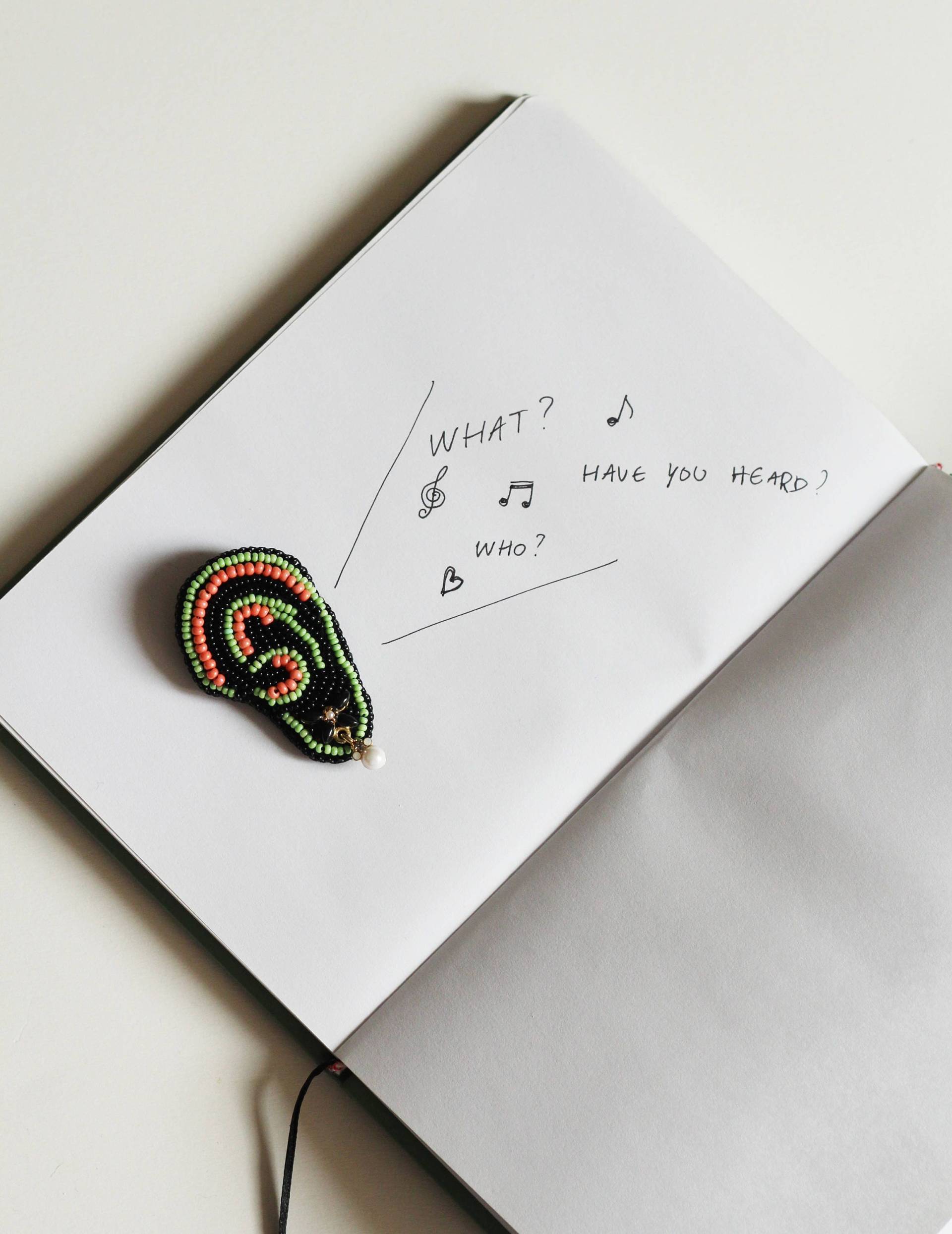 Kitschige Ohr Brosche/Schwarze Perlen Mit Ohrring Schmuck Kitsch Für Sie Interessante Anstecknadel Einzigartige Broschen Kitschige Ohr Brosche/Schwarze Perlen Mit Ohrring Schmuck Kitsch Für Sie Interessante Anstecknadel Einzigartige Broschen von DianaDeluxe