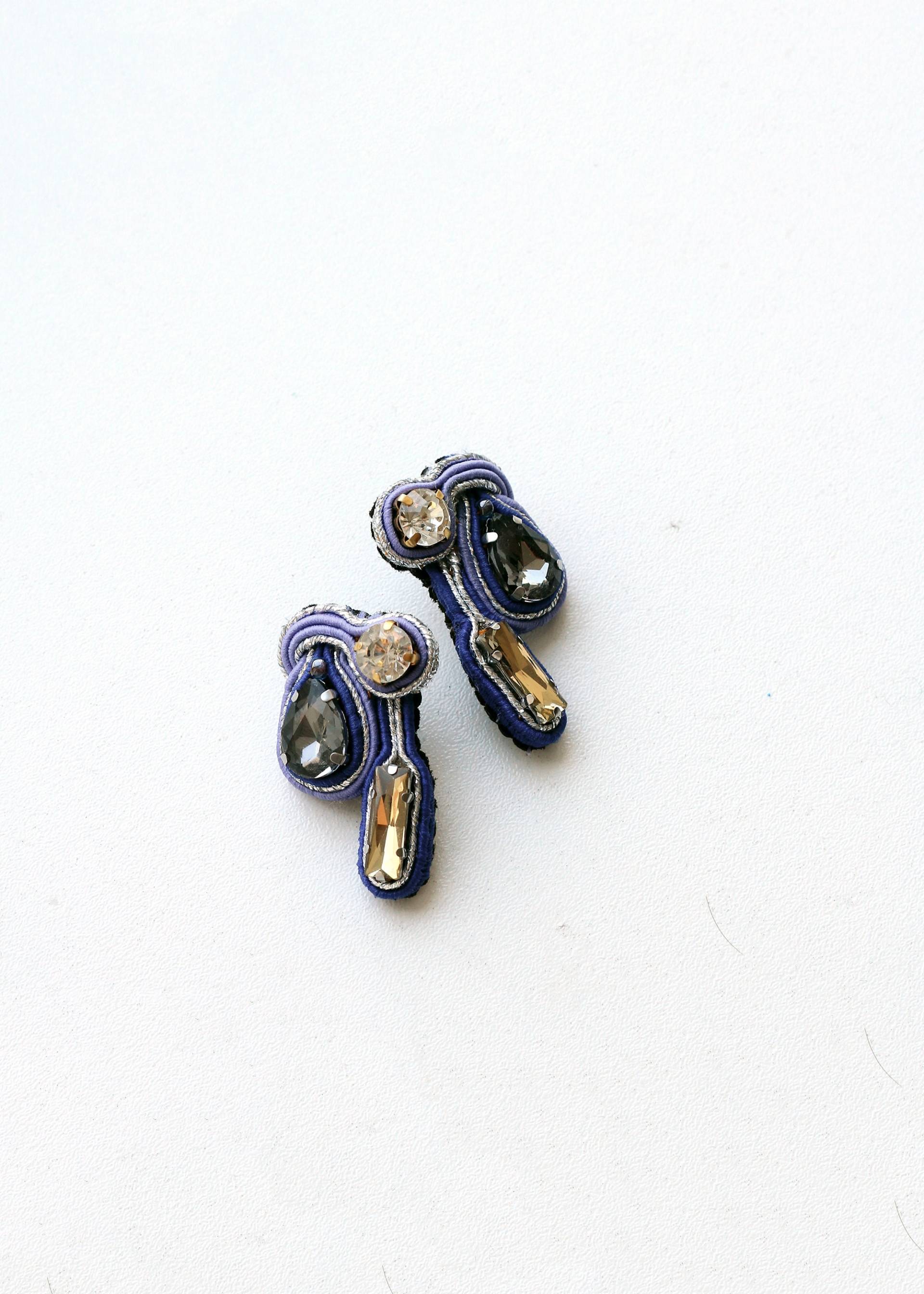 Marineblaue Ohrringe/Silberne Soutache Blaue Silberne Kristall Ohrstecker Sautache Orecchini Marineblaue Ohrringe/Silberne Soutache Blaue Silberne Kristall Ohrstecker Sautache Orecchini von DianaDeluxe