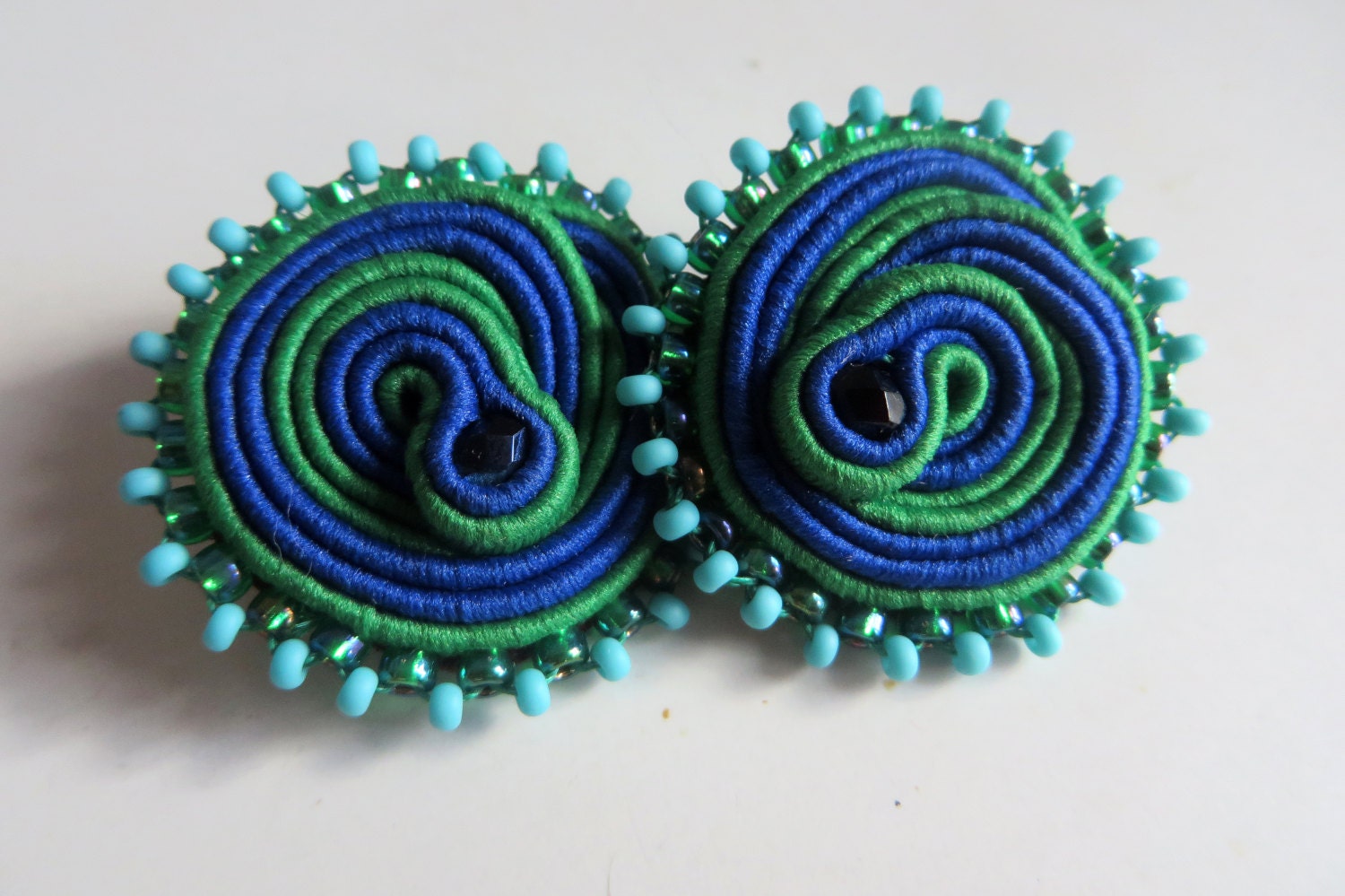 Textile Ohrringe Soutache/Faser Schmuck Clip Ons Hippie Perlen Boho Grün Blau 60Er Jahre Geschenk Für Sie Textile Ohrringe Soutache/Faser Schmuck Clip Ons Hippie Perlen Boho Grün Blau 60Er Jahre Geschenk Für Sie von DianaDeluxe