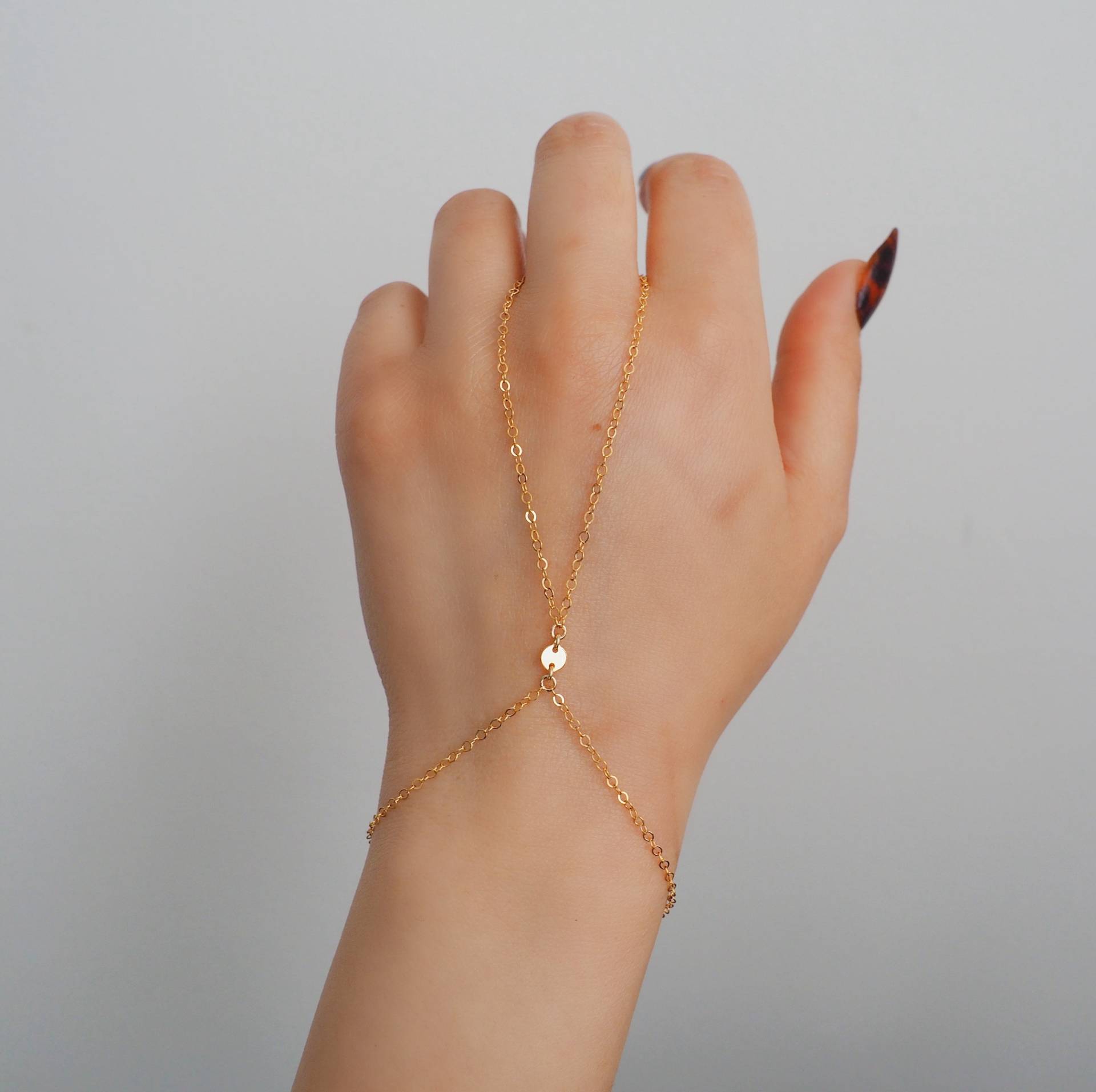 14K Gold Filled Kleine Münze Schlaufe Zierliche Handkette von DianaHoDesigns