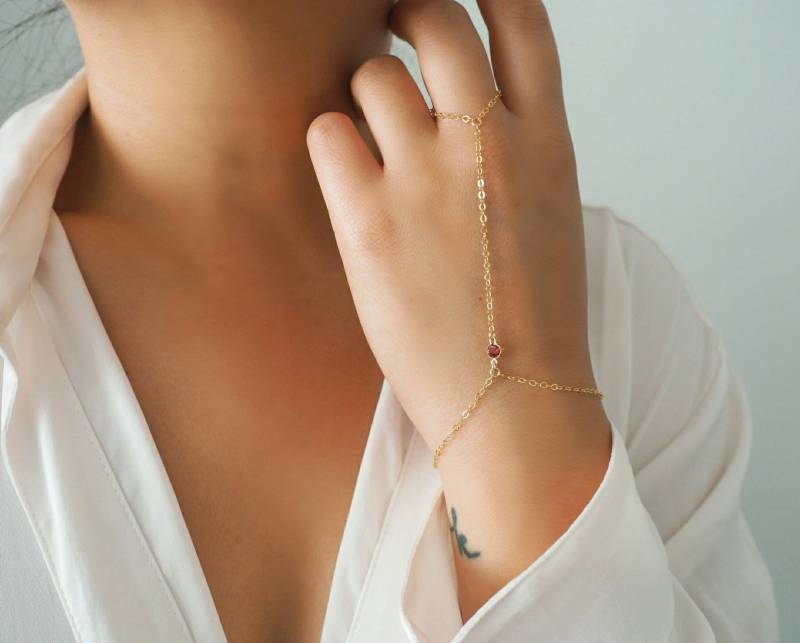 14K Gold Gefüllt Mit Solid Granat Handstück von DianaHoDesigns