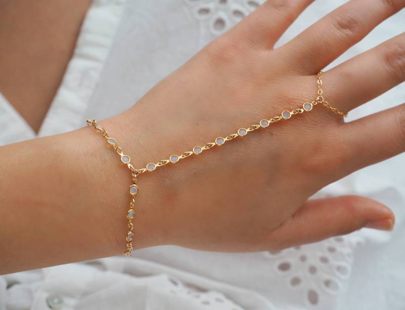 Gold Göttin Swarovski Opal Opalit Zierliche Hand Stück von DianaHoDesigns