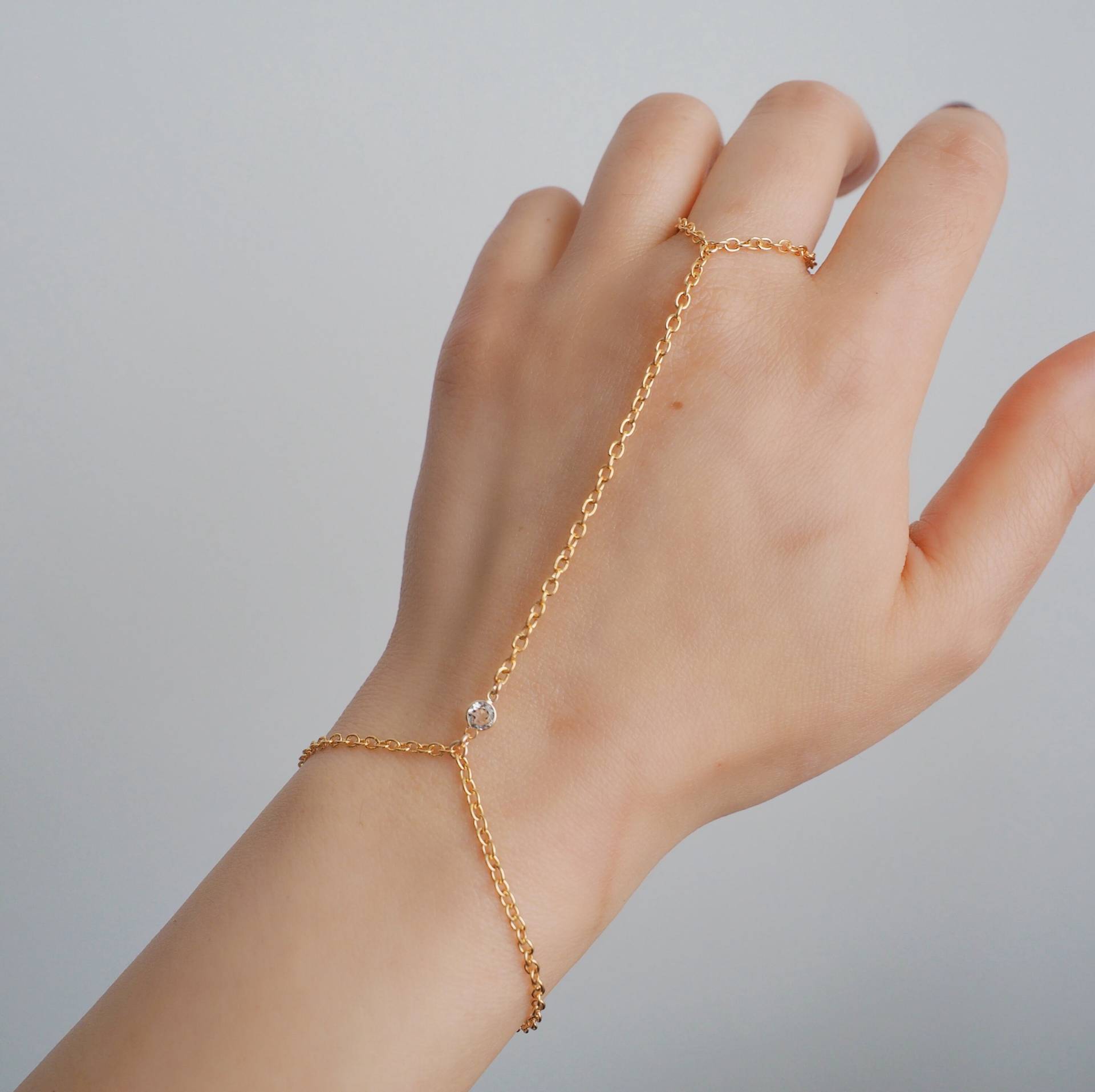 Zierliche Handkette Aus 14 Karat Gold Gefüllt Und Massivem Gold Mit Weißem Topas | Version 2.0 von DianaHoDesigns