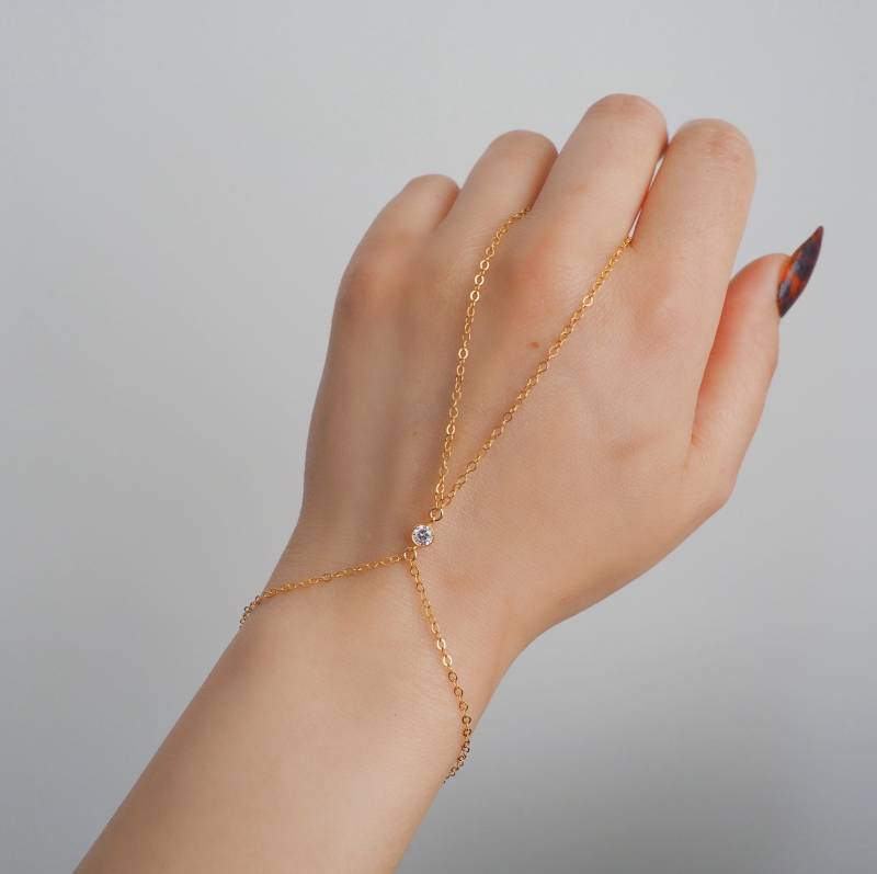 Zierliche Handkette Mit 14-Karätigem Gold Gefüllter Cz-Diamantschleife von DianaHoDesigns