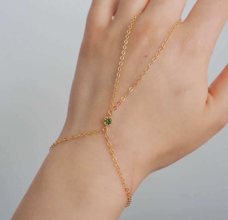 Zierliche Handkette Mit 14-Karätigem Gold Gefüllter Peridot-Cz-Schleife von DianaHoDesigns