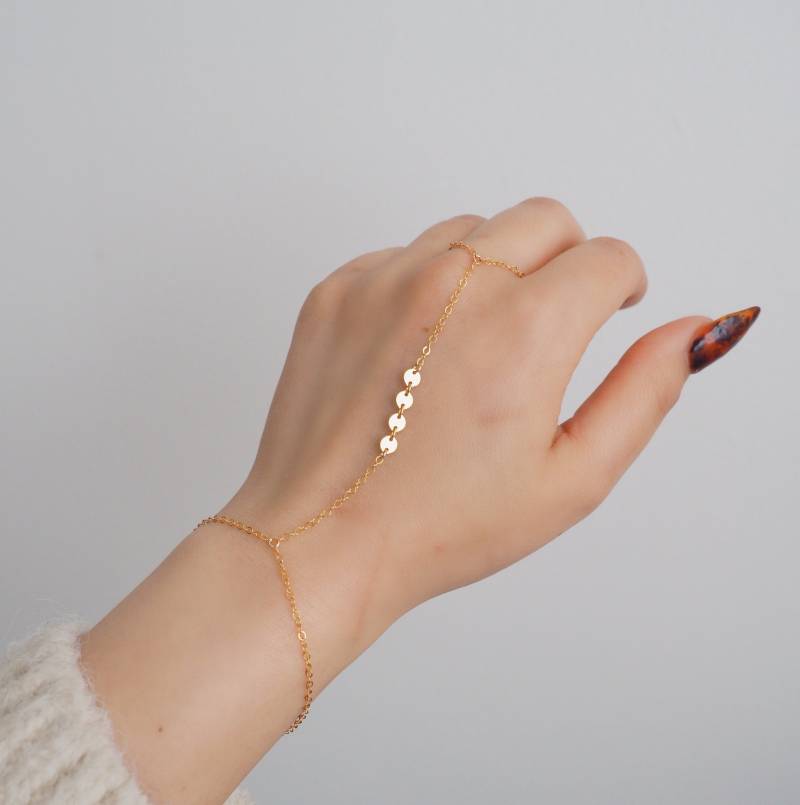 Zierliches 14K Gold Filled Handstück Mit Winzigen Münzen | Echtes Armband von DianaHoDesigns