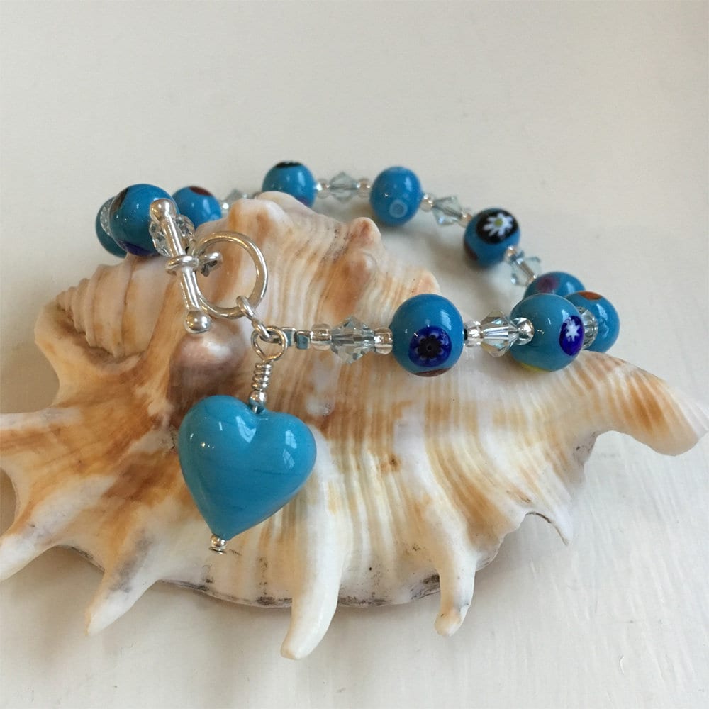 Diana Ingram Armband Mit Hellblauen Murano Glas Mosaik Kugeln, Swarovski© Kristallen, Kleinem Herz Anhänger Und Sterling Silber Karabinerverschluss von DianaIngramJewellery