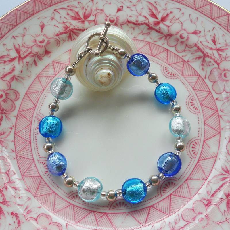 Diana Ingram Armband Mit Drei Himmelblauen Muranoglas Minilinsen "Smartie' Perlen Auf Sterling Silber Und Knebelverschluss Diana Ingram Armband Mit Drei Himmelblauen Muranoglas Minilinsen "Smartie' Perlen Auf Sterling Silber Und Knebelverschluss von DianaIngramJewellery