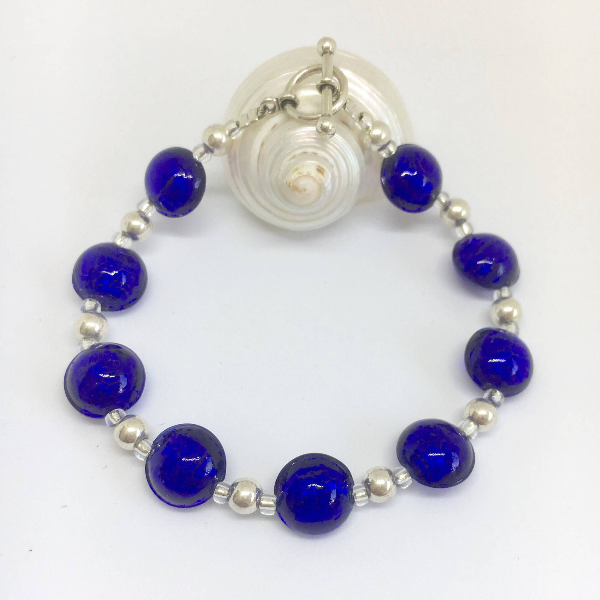 Diana Ingram Armband Mit Dunkelblauen Muranoglas Mini Lentil "Smartie' Perlen Auf Sterling Silber Und Knebelverschluss Diana Ingram Armband Mit Dunkelblauen Muranoglas Mini Lentil "Smartie' Perlen Auf Sterling Silber Und Knebelverschluss von DianaIngramJewellery