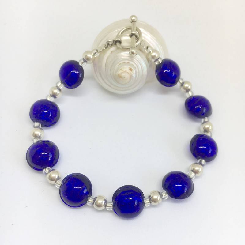 Diana Ingram Armband Mit Dunkelblauen Muranoglas Mini Lentil "Smartie' Perlen Auf Sterling Silber Und Knebelverschluss Diana Ingram Armband Mit Dunkelblauen Muranoglas Mini Lentil "Smartie' Perlen Auf Sterling Silber Und Knebelverschluss von DianaIngramJewellery