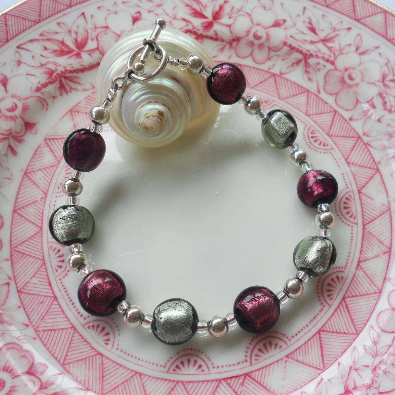 Diana Ingram Armband Mit Dunklem Amethyst | Lila Und Grauen Muranoglas Minilinsen "Smartie' Perlen Auf Silberperlen Verschluss Diana Ingram Armband Mit Dunklem Amethyst | Lila Und Grauen Muranoglas Minilinsen "Smartie' Perlen Auf Silberperlen Verschluss von DianaIngramJewellery