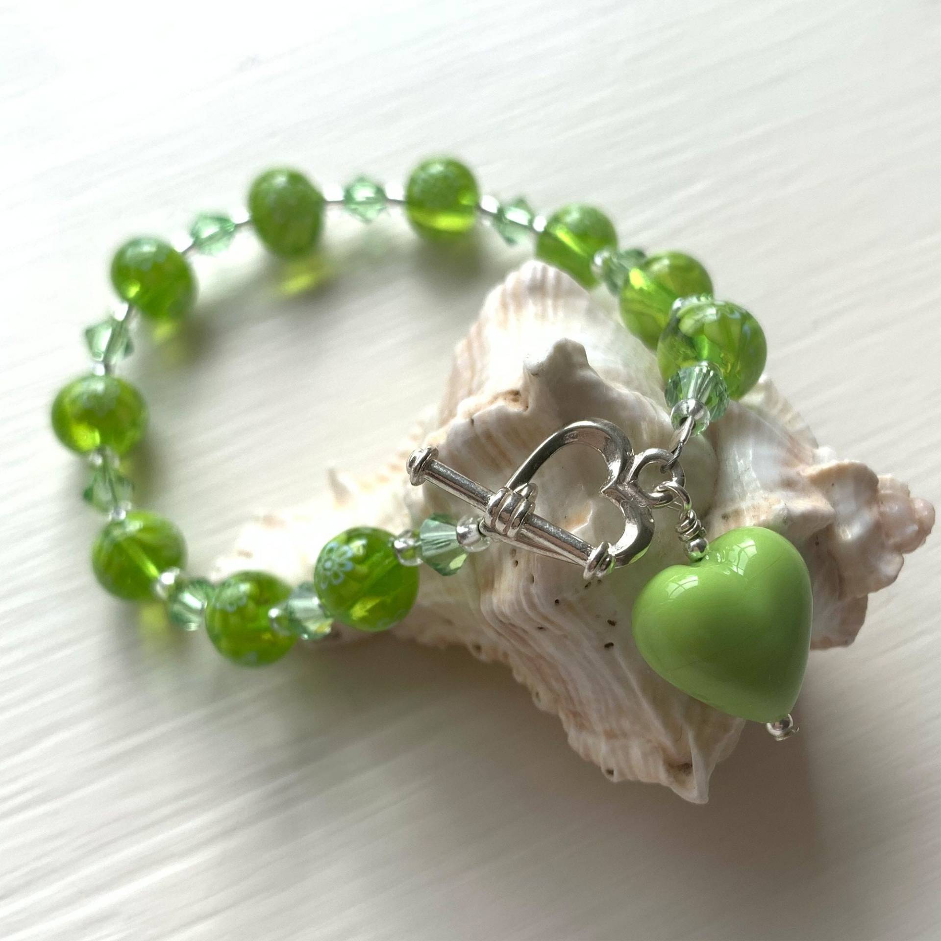 Diana Ingram Armband Mit Durchscheinenden Grünen Muranoglas Margerite | Gänseblümchen Kugelperlen, Swarovski© Kristallen, Kleinem Herz Anhänger von DianaIngramJewellery