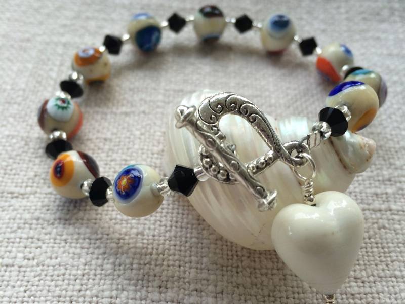 Diana Ingram Armband Mit Elfenbein | Creme, Weiß Pastell Farbenen Murano Glas Mosaik Perlen, Swarovski© Kristallen, Kleinem Herzanhänger Und von DianaIngramJewellery