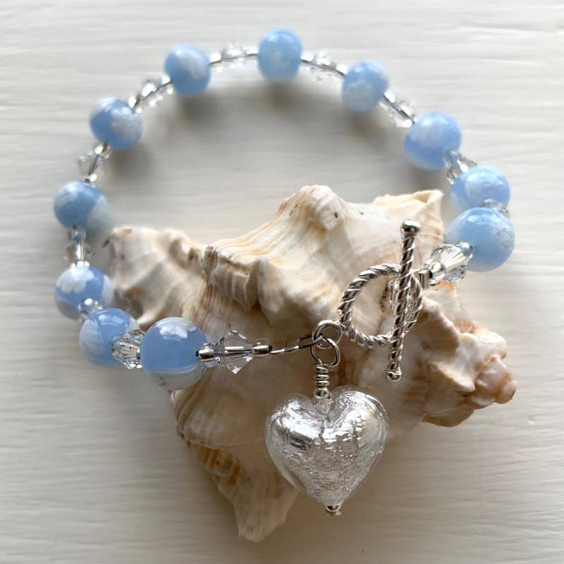 Diana Ingram Armband Mit Hell | Blass Blauen Pastell Murano Glas Margerite | Gänseblümchen Kugelperlen, Swarovski© Kristallen, Herz Charm & von DianaIngramJewellery