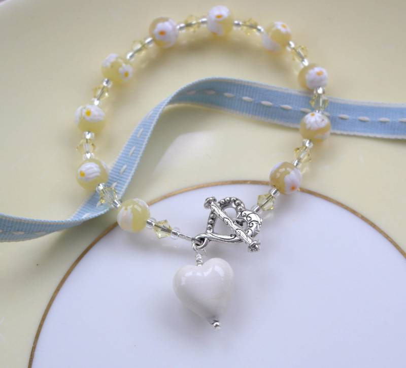 Diana Ingram Armband Mit Hell | Blass Gelben Pastell Murano Glas Margerite | Gänseblümchen Kugelperlen, Swarovski© Kristallen, Herz Charm & von DianaIngramJewellery