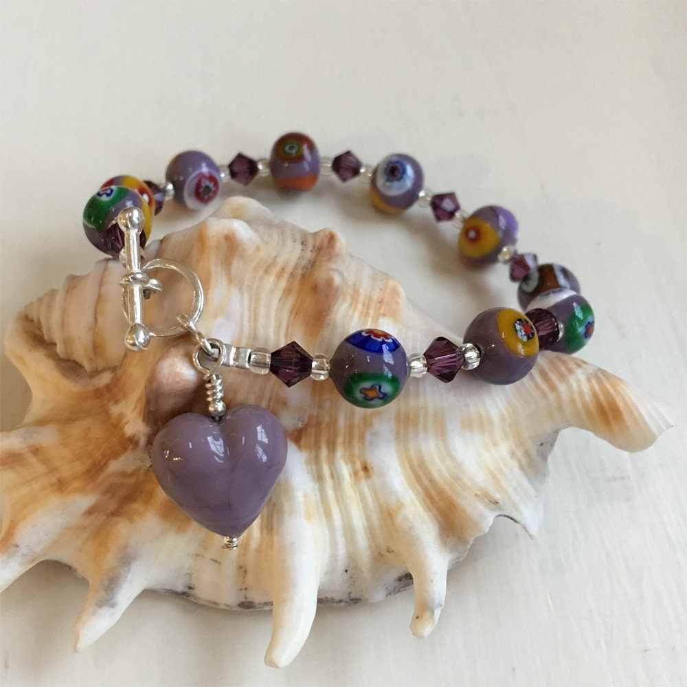 Diana Ingram Armband Mit Lila Pastell Murano Glas Mosaik Kugeln, Swarovski© Kristallen, Kleinem Herz Anhänger Und Sterling Silber Verschluss von DianaIngramJewellery