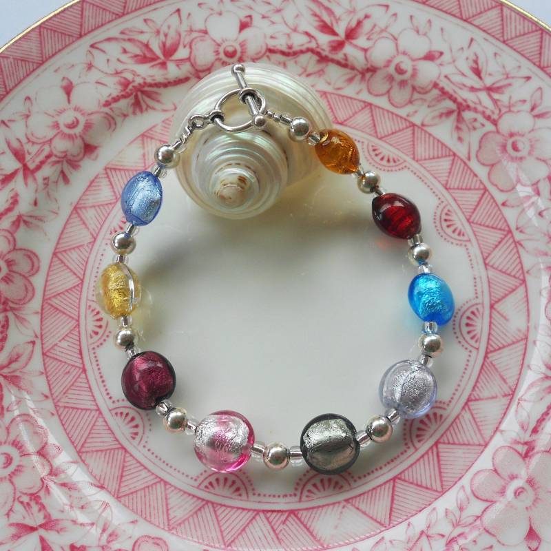 Diana Ingram Armband Mit Multicolor Muranoglas Minilinse "Smartie' Perlen Auf Sterling Silber Und Knebelverschluss Diana Ingram Armband Mit Multicolor Muranoglas Minilinse "Smartie' Perlen Auf Sterling Silber Und Knebelverschluss von DianaIngramJewellery