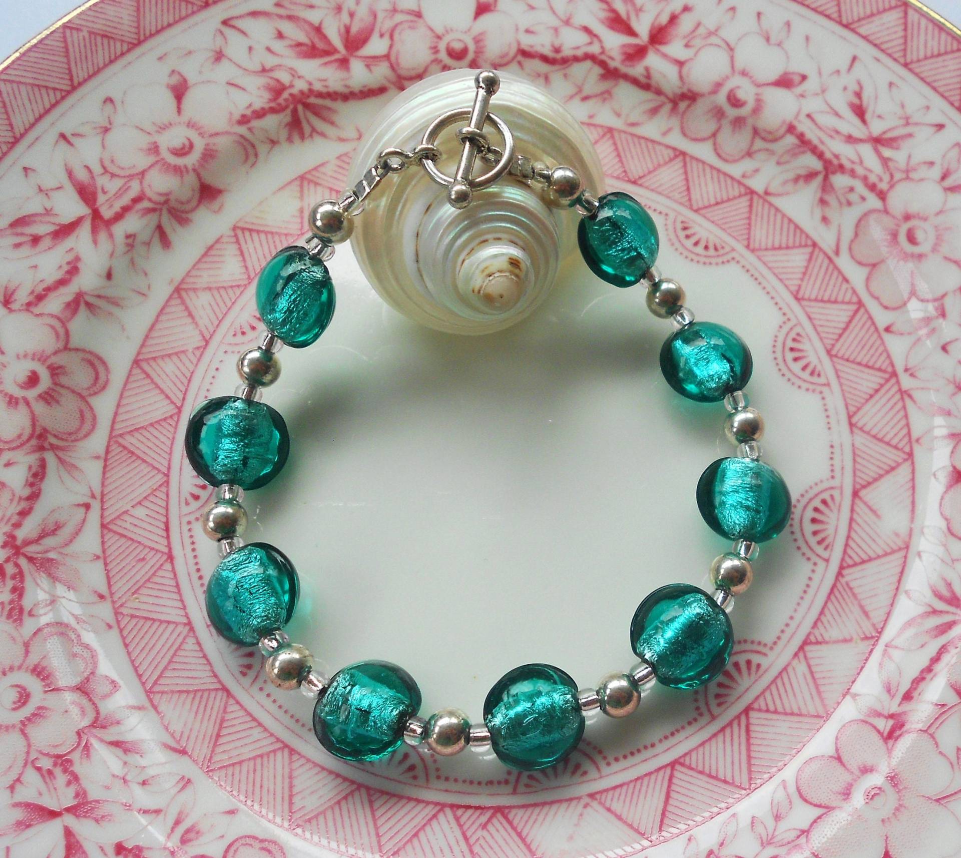 Diana Ingram Armband Mit Petrolfarbenen | Grün, Jade Muranoglas Minilinsen "Smartie' Perlen Auf Sterling Silber Und Knebelverschluss Diana Ingram Armband Mit Petrolfarbenen | Grün, Jade Muranoglas Minilinsen "Smartie' Perlen Auf Sterling Silber Und Knebelverschluss von DianaIngramJewellery