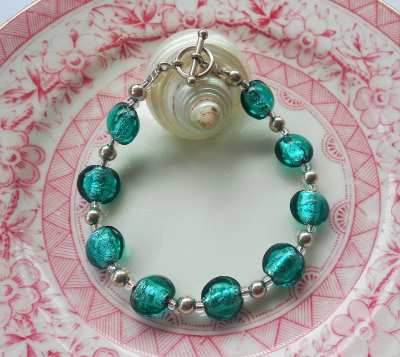 Diana Ingram Armband Mit Petrolfarbenen | Grün, Jade Muranoglas Minilinsen "Smartie' Perlen Auf Sterling Silber Und Knebelverschluss Diana Ingram Armband Mit Petrolfarbenen | Grün, Jade Muranoglas Minilinsen "Smartie' Perlen Auf Sterling Silber Und Knebelverschluss von DianaIngramJewellery