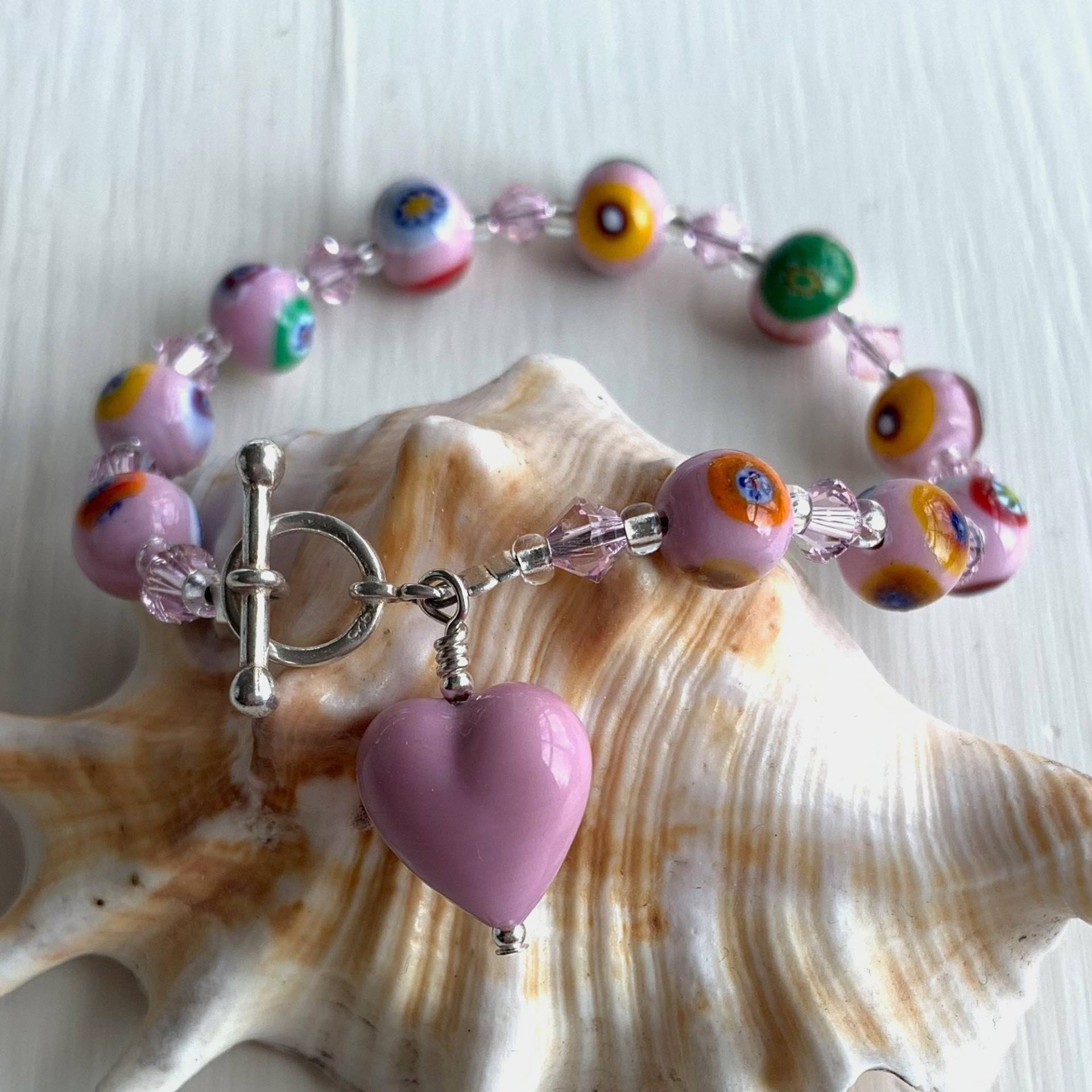 Diana Ingram Armband Mit Rosa Pastell Murano Glas Mosaik Kugeln, Swarovski© Kristallen, Kleinem Herz Anhänger Und Sterling Silber Verschluss von DianaIngramJewellery