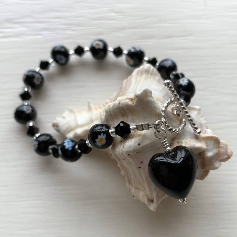 Diana Ingram Armband Mit Margeritenkugeln Aus Schwarzem Muranoglas, Swarovski© Kristallen, Kleinem Herzanhänger Und Silberverschluss von DianaIngramJewellery