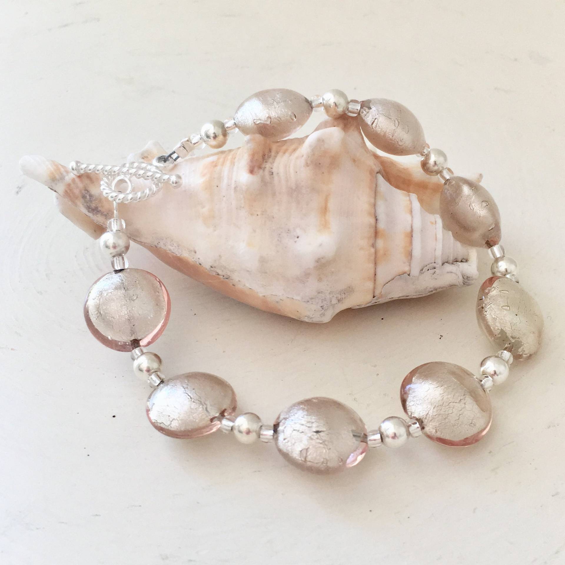 "Diana Ingram Armband Mit "Smartie"-Perlen Und Champagnerfarbenen | Pfirsich, Rosa Linsenperlen Aus Muranoglas An Sterling Silber-Kugeln "Diana Ingram Armband Mit "Smartie"-Perlen Und Champagnerfarbenen | Pfirsich, Rosa Linsenperlen Aus Muranoglas An Sterling Silber-Kugeln von DianaIngramJewellery